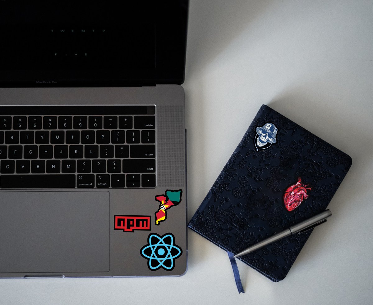 Stickers_moz's tweet image. Dando um toque de estilo ao meu laptop com esses stickers incríveis! 💻✨ Qual é o seu favorito? #StickerGame #LaptopDecor