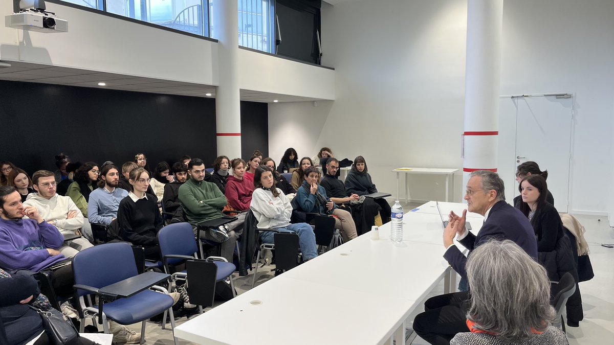 🎙️Vendredi 19 janvier, les étudiant-es du Master Journalisme <a href="/univ_lyon2/">Université Lumière Lyon 2</a> ont pu interroger le Président de <a href="/Arcom_fr/">Arcom</a> <a href="/romaistre/">Roch-Olivier Maistre</a>, venu à leur rencontre pour un échange sur les enjeux de la régulation de l'audiovisuel et du numérique. Interview à retrouver bientôt sur notre site !