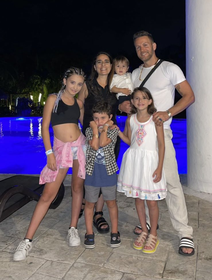 AxelOficial's tweet photo. Hoy, 23 de enero de 2024, con un nudo en la panza, porque siempre imaginé envejecer al lado de la persona que había elegido para formar una familia, quiero contarles que después de 16 años compartiendo camino de vida con una excelente persona y mujer como Delfi, habiendo tenido una relación sana, maravillosa, respetuosa; y el fruto más hermoso de esa relación que son Águeda, Aurelia, Fermin y Gregorio; hemos decidido comenzar una nueva etapa caminando x separado. 
Por supuesto que duele, y si bien es una decisión que tomamos hace varios meses, recién hoy, después de hacer terapia individual y de pareja, de revisarnos y de mucho aprendizaje, me encuentro en condiciones anímicas para contárselos.
Nuestros corazones estarán unidos toda la vida x nuestr@s  hermos@s hij@s, que siempre serán nuestra prioridad; y buscaremos tener siempre un vínculo amoroso, respetuoso y pacifico.