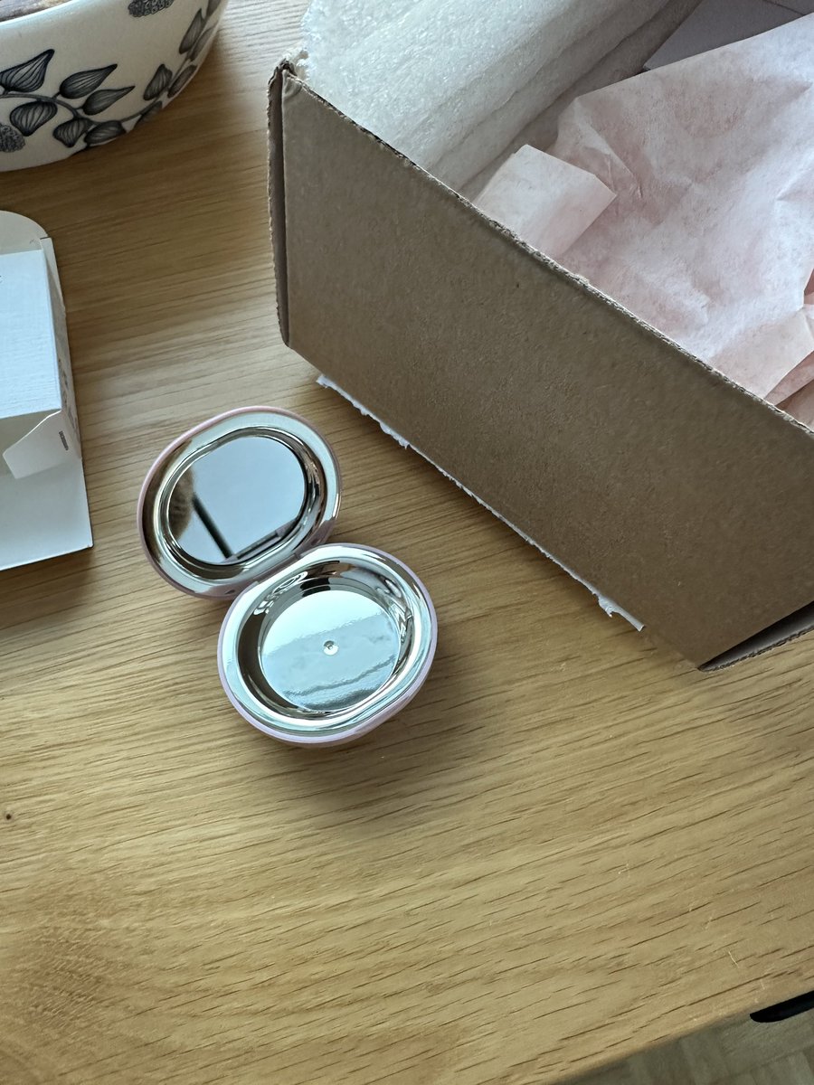 Ordered a gift from <a href="/rarebeauty/">Rare Beauty</a> — it arrived completely empty of any product! Tried to contact customer service three times; still no reply after two weeks! #poorservice #rarebeauty