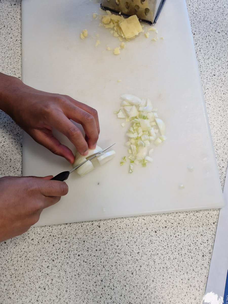 Forest_HillSch's tweet image. Year 7 and 8 students have been making pizza toast in their Food Tech lessons as well as learning the claw and bridge grip methods to keep their fingers safe when chopping #lifeskills #learningtocook