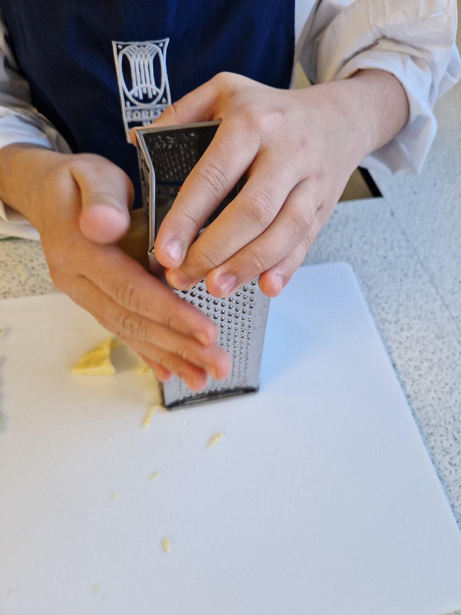 Forest_HillSch's tweet image. Year 7 and 8 students have been making pizza toast in their Food Tech lessons as well as learning the claw and bridge grip methods to keep their fingers safe when chopping #lifeskills #learningtocook