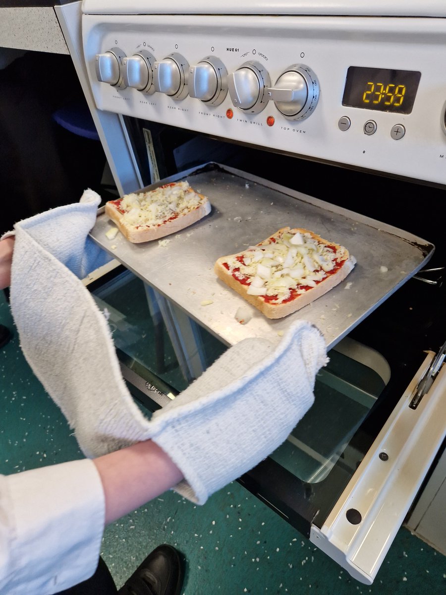 Forest_HillSch's tweet image. Year 7 and 8 students have been making pizza toast in their Food Tech lessons as well as learning the claw and bridge grip methods to keep their fingers safe when chopping #lifeskills #learningtocook