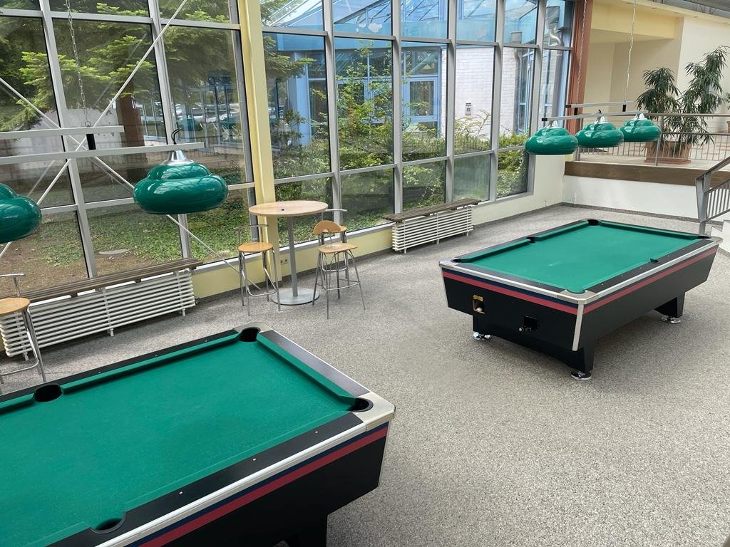 IFARuegen's tweet photo. Entdecke die entspannte Seite des IFA Rügen Hotel &amp; Ferienparks – mit einer Runde Billard 📷📷
Markiere jemanden, den du zu einer Partie herausfordern würdest! 📷📷
#ifabylopesanhotels #ifahotelrügen #Billiard https://t.co/hfsPvmL9cW