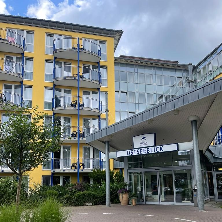 IFARuegen's tweet photo. Herzlich Willkommen im IFA Rügen Hotel &amp; Ferienpark! 
Dein Tor zu unvergesslichen Momenten an der Ostsee! Tritt ein in das IFA Rügen Hotel &amp; Ferienpark – wo Gastfreundschaft auf die atemberaubende Schönheit der Ostseeküste trifft. 📷
#ifabylopesanhotels #rügenerleben #ifamomente https://t.co/7p14NoLpKv