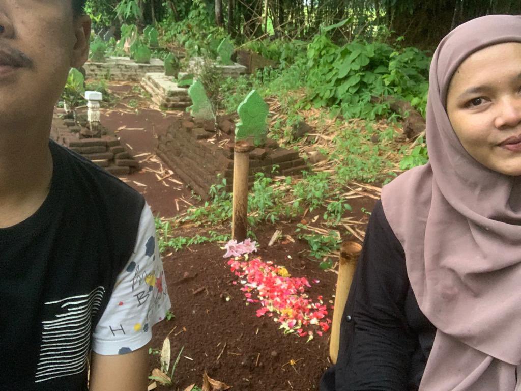 novanocan's tweet photo. Hujan rintik” , rindu yg tak berujung, ulang tahun pertama adek. Ibu baba ga usah doain adek,adek udah seneng bgt disurga byk temen”nya ga perlu ngerasain dunia yg jahat ini. ibu baba sayang banyak”ali. Walau ibu blm bisa ikhlas,berjalannya waktu yaa nak nnti ibu engga nangis lg https://t.co/Ouft0igqJt