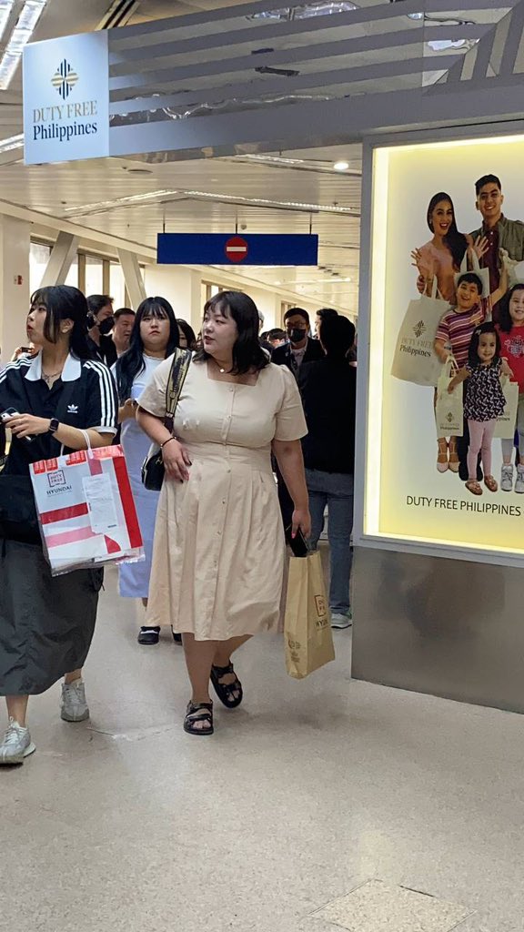 saniissoft's tweet photo. I can not stress this enough! DO NOT BUY HER MERCH! Do not join GOs for her merch, this is one of the ways she funds being able to follow san and stalk ateez all over the world 
She usually sells banners and pickets and hosts cupsleve events https://t.co/pTg242CK10