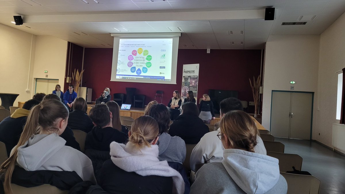 CiteJulieDaubie's tweet photo. Présentation des études de santé à nos élèves de terminale.  Merci à nos partenaires @TutoratSante @Univ_Lorraine https://t.co/DaNn1mYQXg
