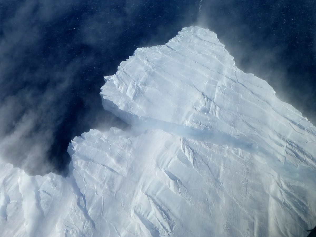 What can the retreat of the Pine Island glacier tell us about the future climate risks posed to Antarctica? @OceanIceBrad (@NUGeog) and colleagues discuss glacial retreat and the risks posed by future melting in a new @geogdirections blog post. 👇 blog.geographydirections.com/2024/01/22/ant…