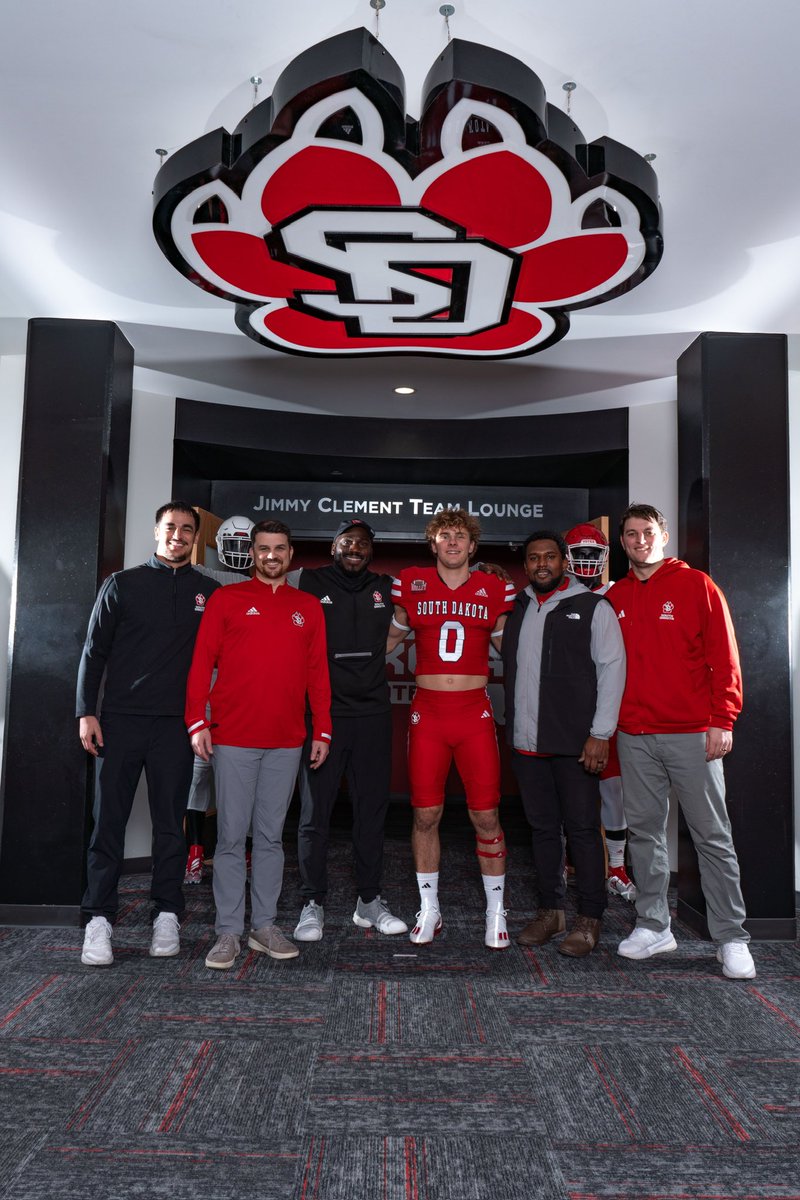 LincolnAdams06's tweet photo. Amazing official visit at @SDCoyotesFB!! Great to meet the team and get to know the town. Very excited to call Vermillion home these next 4 years! #COMMITTED @_CoachHodge @SDCoyotesFB @CoachTJohansen @LZHSFootball https://t.co/KNdSiYLtob