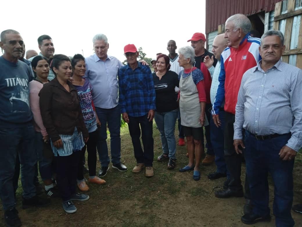 CurbeloNiurka's tweet photo. Último minuto!!
Visita Primer Secretario del PCC y Presidente de la República de #Cuba ,  Diaz Canel, junto a Roberto Morales Ojeda, mbro del Buró Político hoy en #SanLuis , intercambian con el pueblo, chequean e impulsan el desarrollo de las comunidades y centros de trabajo. https://t.co/S7vgz64gYF