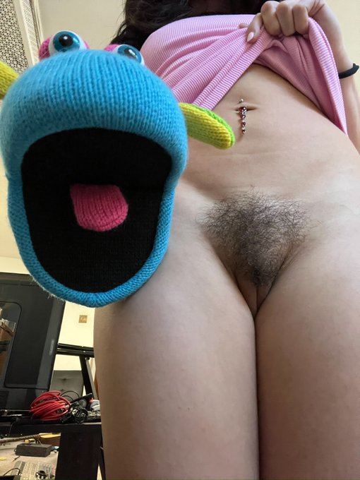 reminding you that I do have an onlyfans that I&rsquo;m active on every day AND i just made it free to join✨