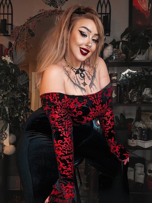 Watch 🦇 𝖑𝖎𝖈𝖍𝖑𝖎𝖓𝖌𝖘 | OF 🖤💋's leaked NSFW photo on TwXstars