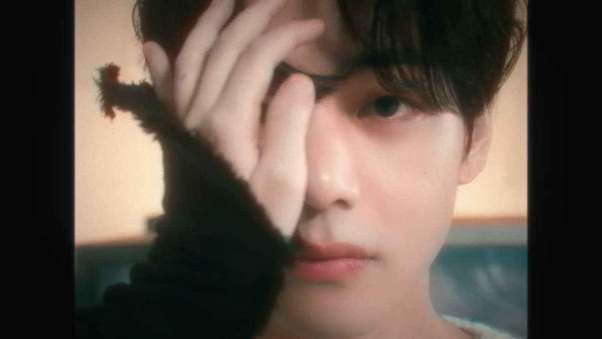 taehyungpic's tweet photo. ACTOR TAEHYUNG RETURNS #LoveWinsAllMV https://t.co/lK5GFn7pKK