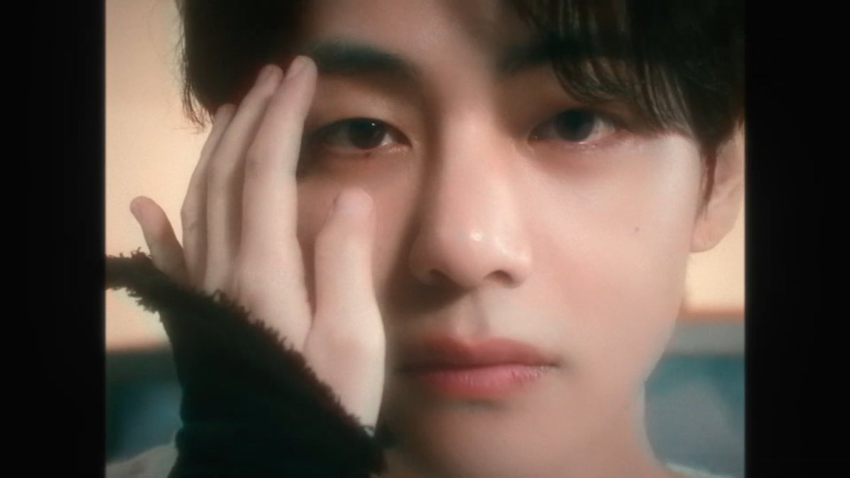 taehyungpic's tweet photo. ACTOR TAEHYUNG RETURNS #LoveWinsAllMV https://t.co/lK5GFn7pKK