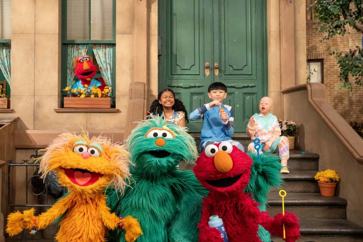 elmo's tweet photo. Elmo thinks he likes this little life. 🫶 https://t.co/G7NxMKmYLJ