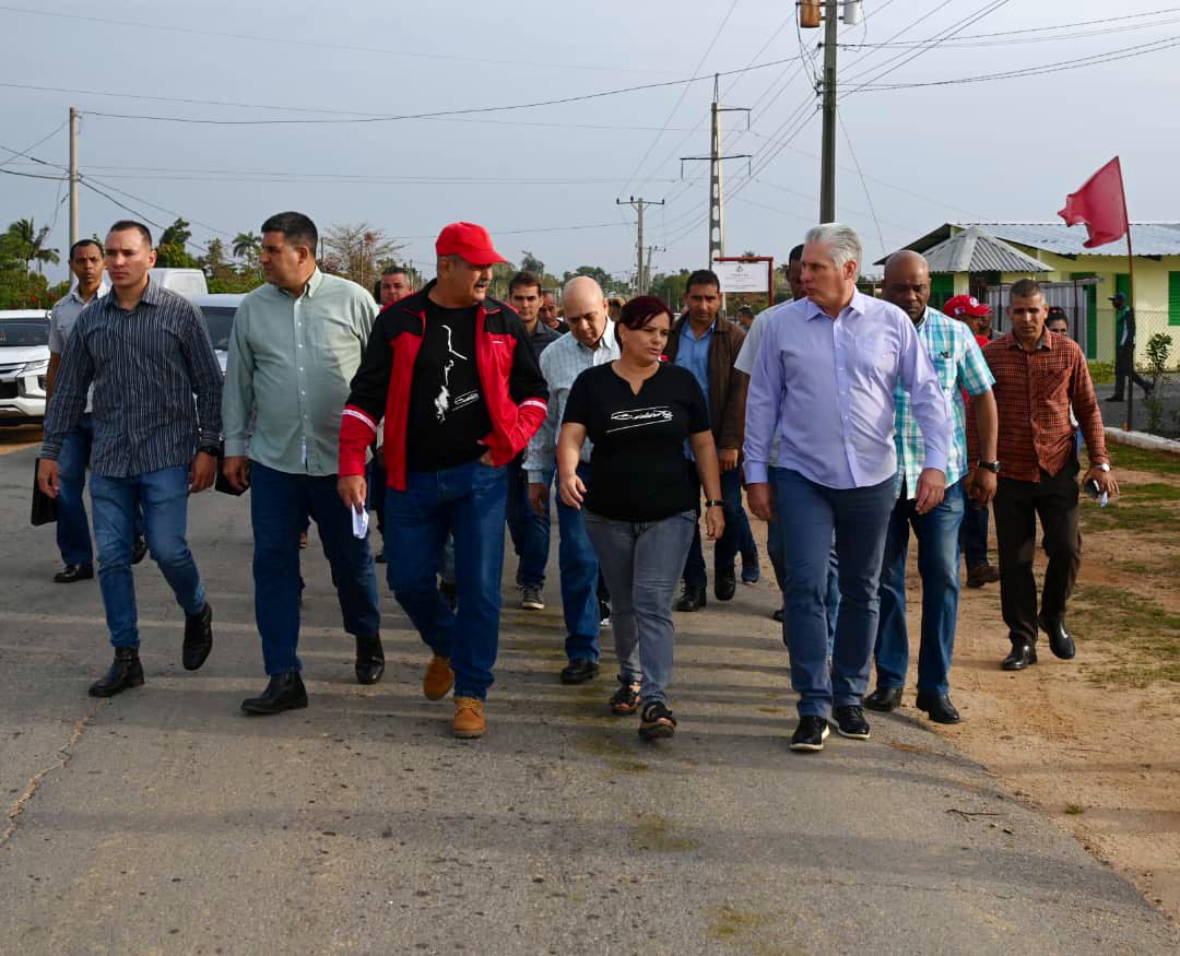 🇨🇺| Por el municipio de San Luis, en Pinar del Río, retomó sus recorridos en la mañana de este martes el Presidente <a href="/DiazCanelB/">Miguel Díaz-Canel Bermúdez</a>, junto a <a href="/DrRobertoMOjeda/">Dr. Roberto Morales Ojeda</a> y autoridades de la provincia y locales.

Se chequean en los territorios las prioridades de trabajo en este año.

#Cuba