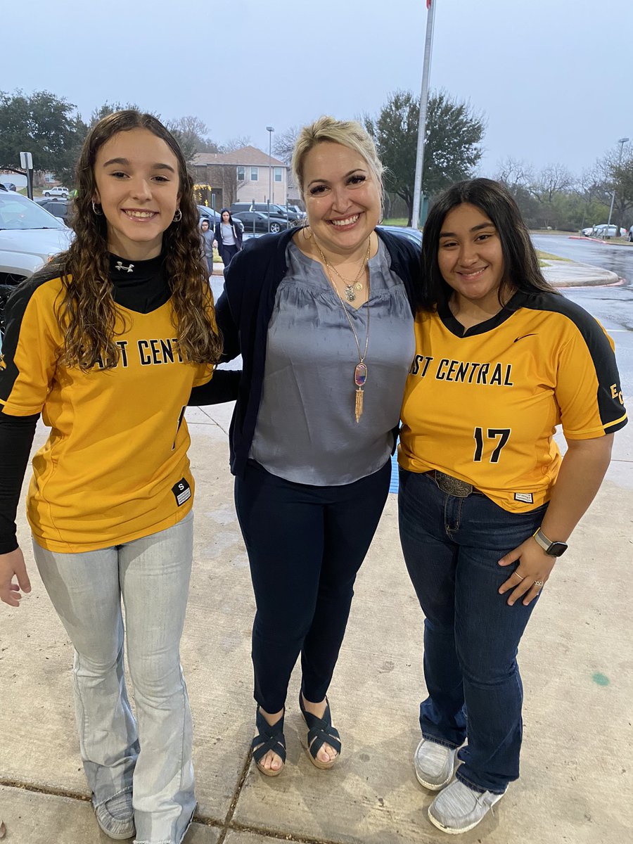 Perrymom88's tweet photo. Thank you @_ECSoftball girls for helping open doors for our @HF_Eagles families and spreading the word about the littles camp tomorrow. Y’all did a great job, even in the rain! @ECISDtweets @_ECAthletics @ireneperr2027 https://t.co/fMYB1RaeMX