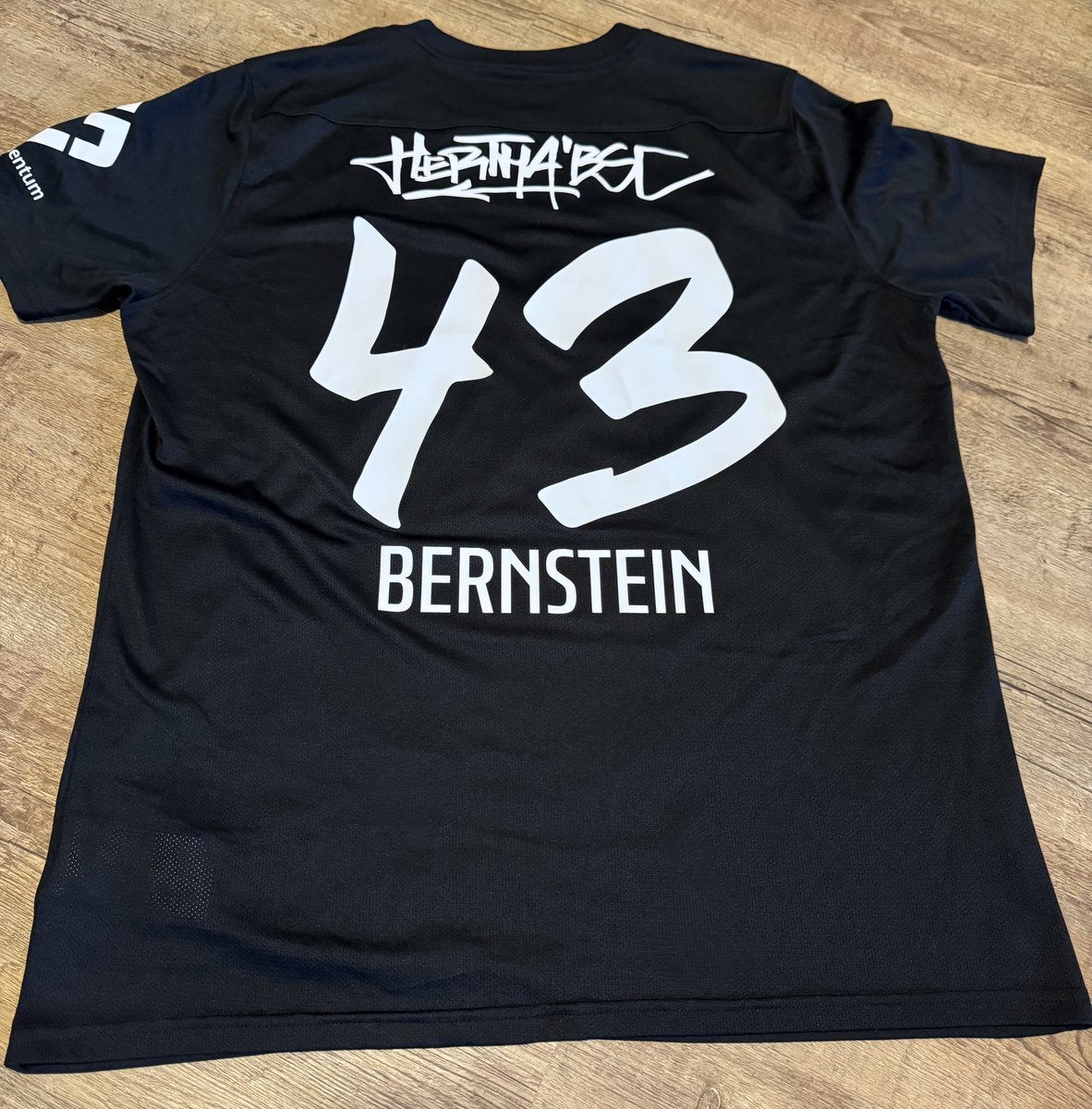 Schmuckee's tweet image. Mein Tribut! Kein Söldner, keiner an den sich in 5 Jahren niemand mehr erinnert! Auf ewig! 🖤 #hahohe @HerthaBSC @V_WESTEND #kaybernstein @Hertha_Stadion