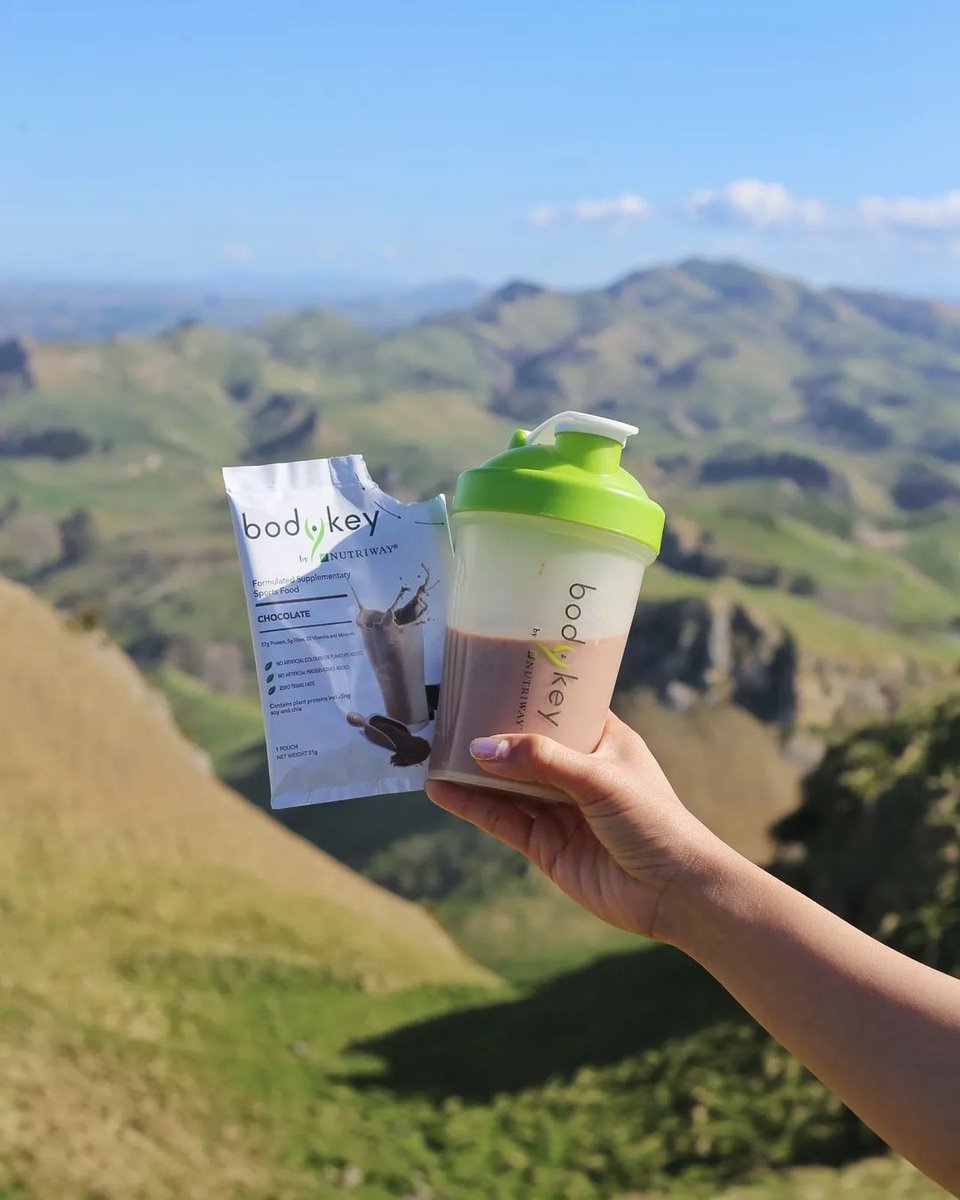 Amway's tweet photo. Your favorite protein-packed meal with a view ⛰️🌿

😋 Controls hunger
⚡ Keeps you energized
🙌 Supports digestive health

Where are you taking your #BodyKey in 2024 🤔👇 
📸 Amway Business Owner Praew Zaa Pita
#AmwayLife #Amway #Nutrilite https://t.co/KJ2EgcBQbg