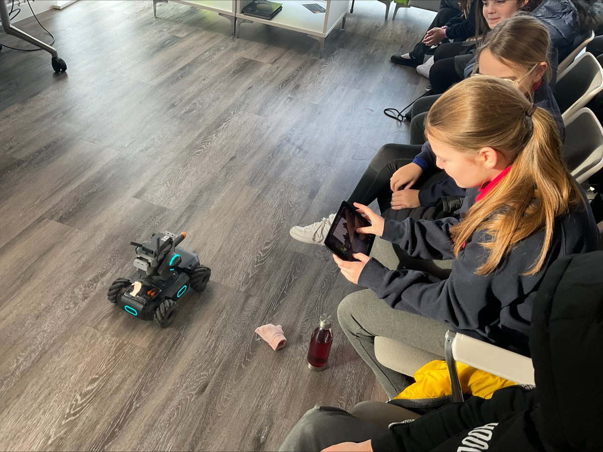 Year 6 students from @2gatesprimary explored Tyseley Energy Park, discovering how robotics and AI are shaping practices in recycling EV batteries. Led by Pete Brewer, our young visitors gained insights into how these technologies are creating a more sustainable future. 🤖📷