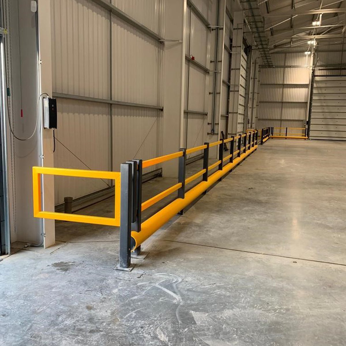 therackgroup's tweet photo. Another great installation, protecting port warehousing logistics and workers. 

These high Density Polyethylene (HDPE) plastic barriers flex on impact to absorb energy  - to minimize floor damage, vehicle repair and driver injury. https://t.co/4uZmomUJg8