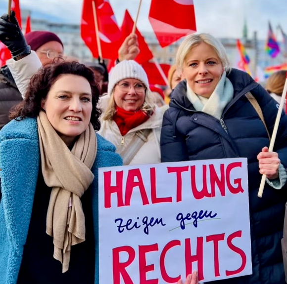 AOK_Politik's tweet photo. #AOK-Vorständin Reimann: „Ich bin der festen Überzeugung, dass es in den kommenden Wochen &amp; Monaten darauf ankommen wird, auch als Sozialversicherung eine klare Haltung zu zeigen. Die AOK hat eine klare Haltung. Sie steht für #Demokratie, Rechtstaatlichkeit &amp; sozialen #Frieden." https://t.co/DK6ZLyZ1RL