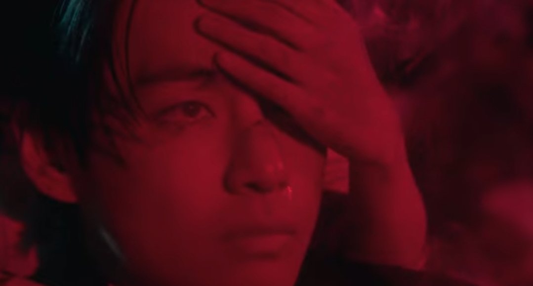 KTHIndonesia's tweet photo. Air mata bangga terharu dan air mata sedih karena ceritanya sedih banget udah campur. Gak tahu mau mulai dari mana. Taehyung, kami bangga banget sama Taehyung 😭🥹

ACTOR TAEHYUNG RETURNS
#LoveWinsAllMV https://t.co/F7TBzCy3cp