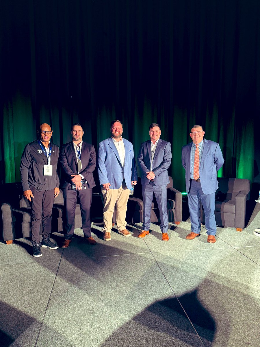 It was an honor to be apart of the General Session panel at @FieldExperts! We have a great group of groundskeepers in the NL Central. Go Brewers!