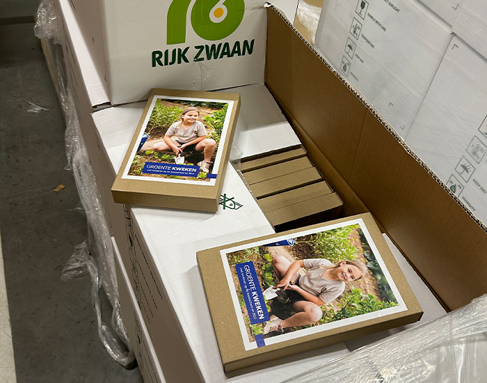 RijkZwaan's tweet photo. Vandaag gaan de groentezaden voor basisscholen de deur uit! Ook dit jaar delen we via Jong Leren Eten en de natuur- en milieueducatiecentra weer 3700 zadenpakketten uit aan basisscholen en bso’s #sharingahealthyfuture Lekker aan de slag in de #schoolmoestuin 🌱💪 #voedseleducatie https://t.co/iunaChvljN