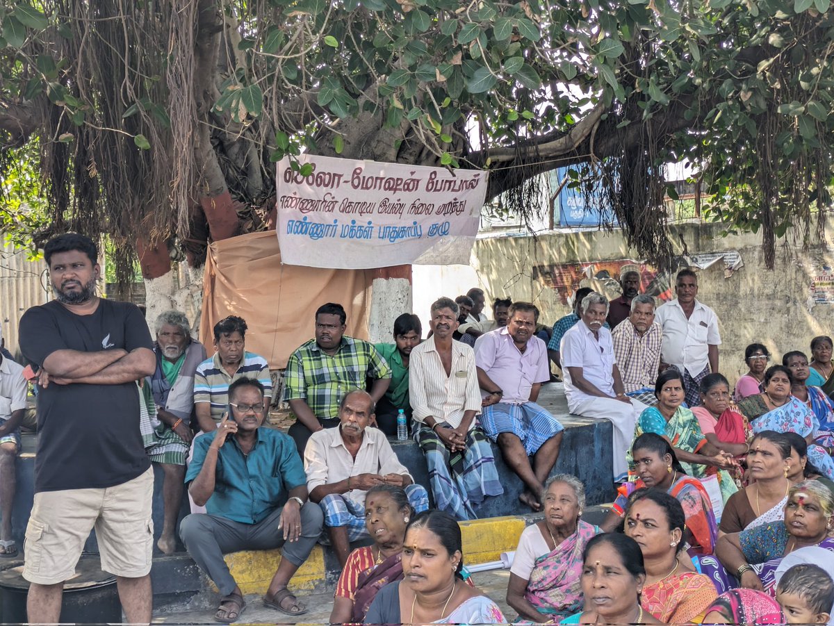 GeethaSrimathi's tweet photo. Protest against #EnnoreGasLeak continues for the 28th day. Residents of 33 villages (four each day) take turns to gather at #Coromandel gate demanding it be shut. Why govt has not announced action against the company or given a detailed report on the leak, they ask. @THChennai https://t.co/fbUMiXyPu9