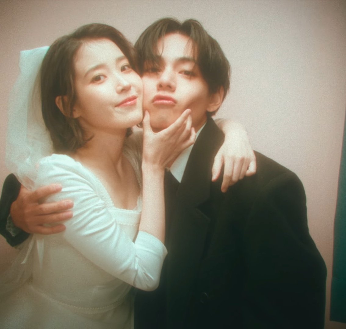 Ceci_Kookmin_YT's tweet photo. Sus actuaciones, carisma, el arte, todo es tan bello 🥺👏🏻💜 Nuesteo Taehyung actor está de vuelta, haciéndolo increíble 🙌🏻✨

IU X V LOVE WINS ALL
ACTOR TAEHYUNG RETURNS
#LoveWinsAllMV #IUxV 
#TAEHYUNG #V #BTSV https://t.co/UG7RGyqMJG