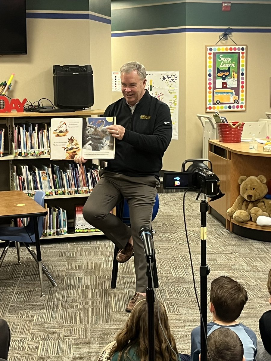 SBE kicked off Literacy Week in true Baylor style!! Thank you to John Morris (the Voice of the Baylor Bears) for reading to our South Bosque students! We always enjoy your visits!! @voiceofbears 
#peacelovesbe ✌🏼❤️🏫