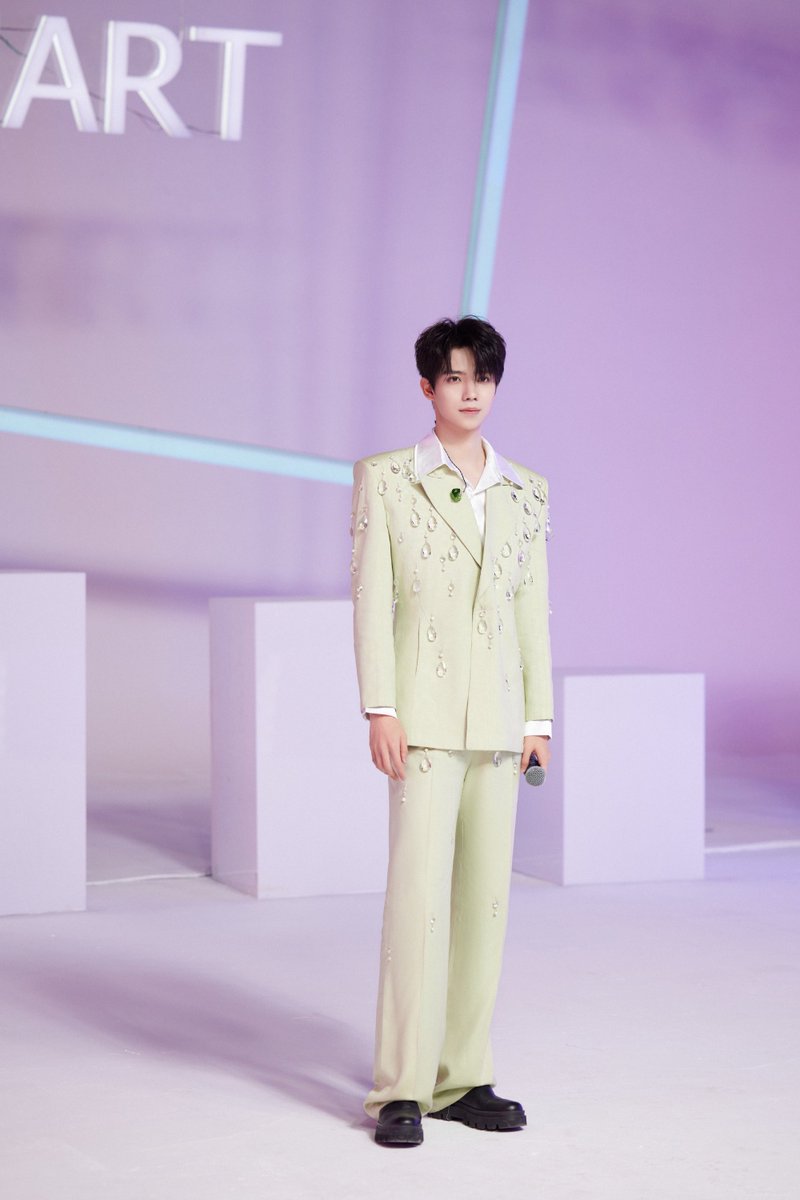 20240123｜罗一舟工作室 Weibo Update!  

สีเขียวคือหญ้าที่ถูกลมพัด และเสียงดนตรีคือความกว้างของคลื่นที่ส่งผ่านไมโครโฟน ความอ่อนโยนปรากฎขึ้น และเราต่างก็ร้องเพลงประสานเสียงกัน

🔗   weibo.com/2953908224/499…

#หลัวอีโจว  
#LuoYizhou  
#罗一舟