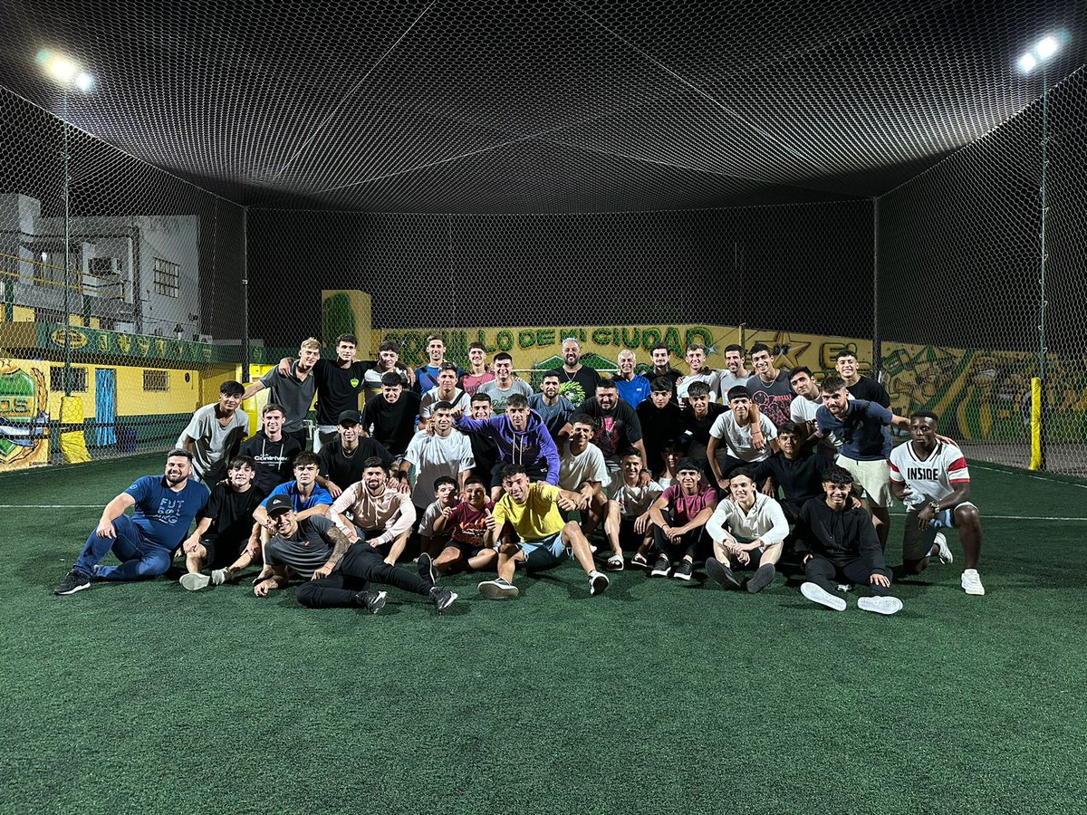 UNIDOS DE PRINCIPIO A FIN 🔰

En la noche de ayer el plantel festejó el nuevo título en el patio de casa.

💚💛💚

#DaleLoro🔰