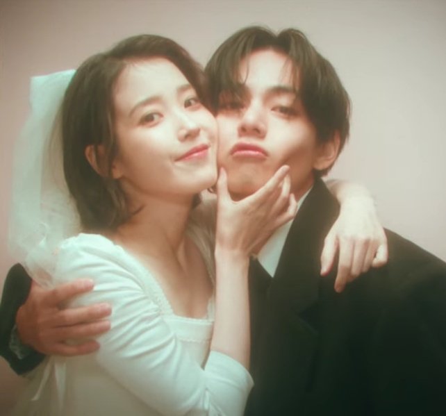 rmbtswd's tweet photo. Traducción de la canción en la que actuó #Taehyung, junto a IU.

'Love wins all' - IU 

Querido, cariño, mi universo.
¿Me llevas?
Con mi pobre imaginación
A un lugar que no puedo recordar

Lejos de la Tierra a Marte
¿Podrías venir conmigo?
Dondequiera que esté, larga soledad.
++ https://t.co/HhbCgnkmR5