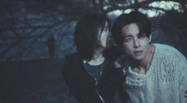 myjeonlvs's tweet photo. y en un mundo lleno de caos siempre buscaron protegerse mutuamente, hacerse felices y amarse de la manera más cálida incluso hasta el final de sus días, love wins all es un completa obra de arte y es increíble la forma en como taehyung logró transmitir un sinfín de sentimientos https://t.co/kaDWGK1dAJ