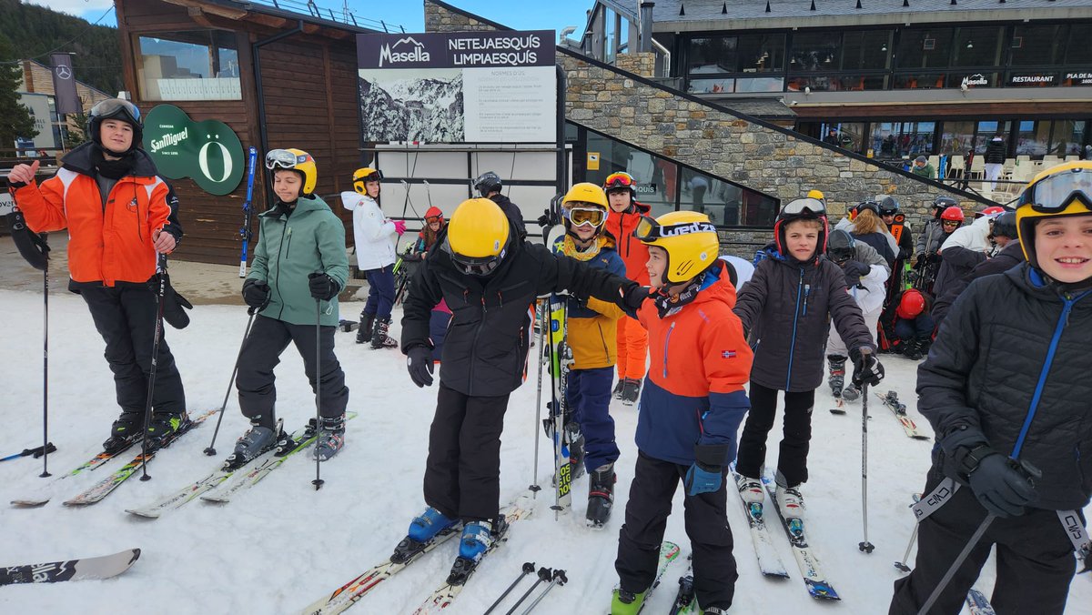 stMiq's tweet photo. ❄️Som a l'estació d'esquí de Masella amb l'alumnat de 2n de #secundària ⛷. Tres dies per gaudir de l'entorn i de la companyia mentre practiquem l'esquí.😀 #collegisantmiqueldelssants #curs2324 #lamevaescola #sortim #santmiqueldelssantsvic https://t.co/zF83eSaGhh