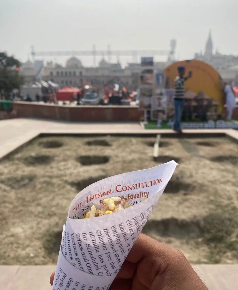 Safderazad_17's tweet photo. यहाँ तक का सफ़र कर लिया है।
📌जलते घर को देखने वालों फूस का छप्पर आपका है
आपके पीछे तेज़ हवा है आगे मुकद्दर आपका है

उस के क़त्ल पे मैं भी चुप था मेरा नम्बर अब आया
मेरे क़त्ल पे आप भी चुप है अगला नम्बर आपका है
#SaveConstitution
#saveIndia https://t.co/GHTkLd3Irf