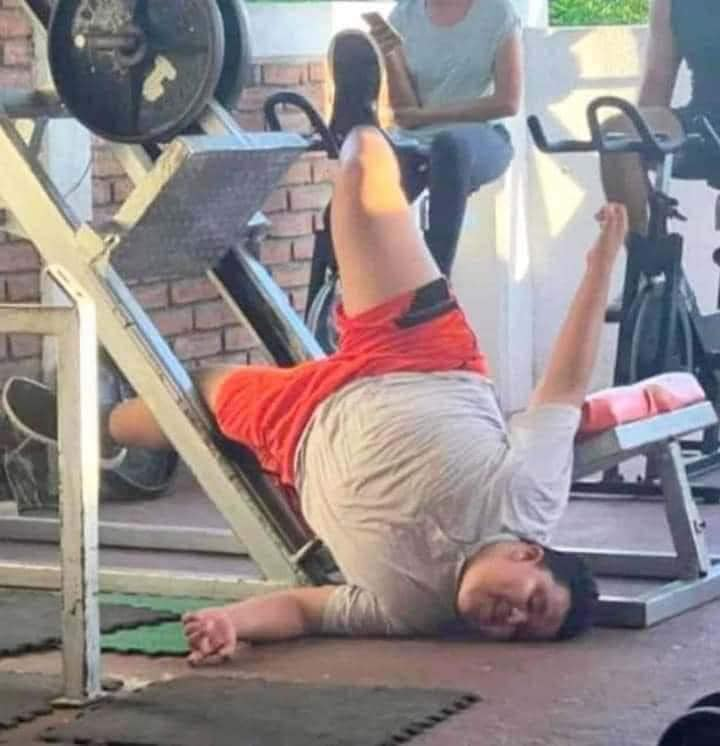 *El coach risa y risa con la nalgona del gym*
Yo: