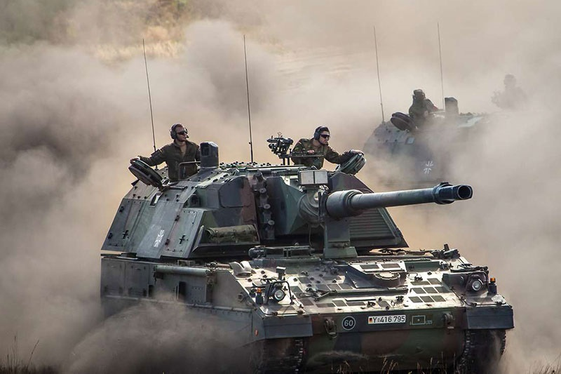 Polska_Zbrojna's tweet photo. Sojusz uzupełnia zapasy pocisków o kalibrze 155 mm. NATO właśnie zamówiło 220 tys. sztuk. Część trafi na Ukrainę
@MON_GOV_PL @NATO @SztabGenWP @jensstoltenberg #AHSKrab #K9 #PZH200
https://t.co/awbEG4RdlO https://t.co/pGb0jVL4Gp