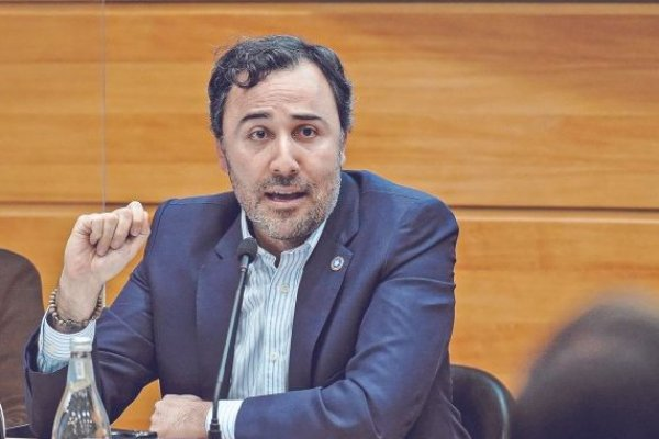 pabonenatas's tweet photo. Eduardo Guerrero, el asesor economico de Kast está metido en un fraude enorme en lo que se conoce como el caso Primus Capital.

Se le acusa de falsificar millonarios pagarés.

El delito de cuello y corbata, es el sueldo de los republicanos.

RT si quieres que se les investigue. https://t.co/WLDt8Sl0t1