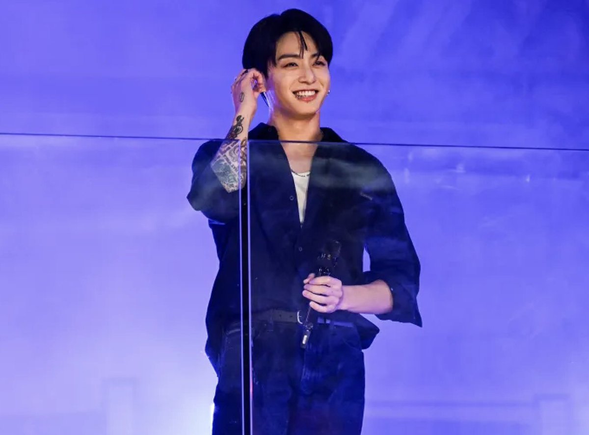 charts_k's tweet photo. Jungkook spends an 11th week on Billboard 200 and Billboard Hot 100 with "Golden" (#44) and "Standing Next to You" (#87)! https://t.co/kKKNdPybkU