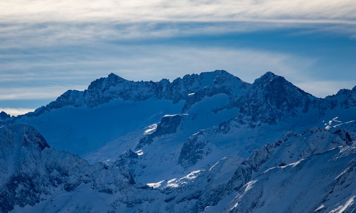 Cima #Maladeta 3.308 m #Pirineos #Pirenus #Pyrenees #Huesca 1) Desde #Amrprie #Cerler #Benasque 2.250 m 2 y 3) #Bagergue #ValdAran 1.400m 4) #SuperBagneres #Luchon #HauteGaronne #Occitanie con su #glaciar 1.800m