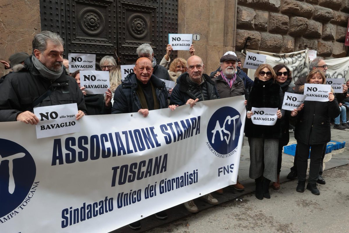 Legge bavaglio, giornalisti toscani in piazza: @asstampatoscana e Odg consegnano alla prefetta l'appello a Mattarella #giornalisti #Fnsi #giornalismodignità #nocensura: fnsi.it/legge-bavaglio…