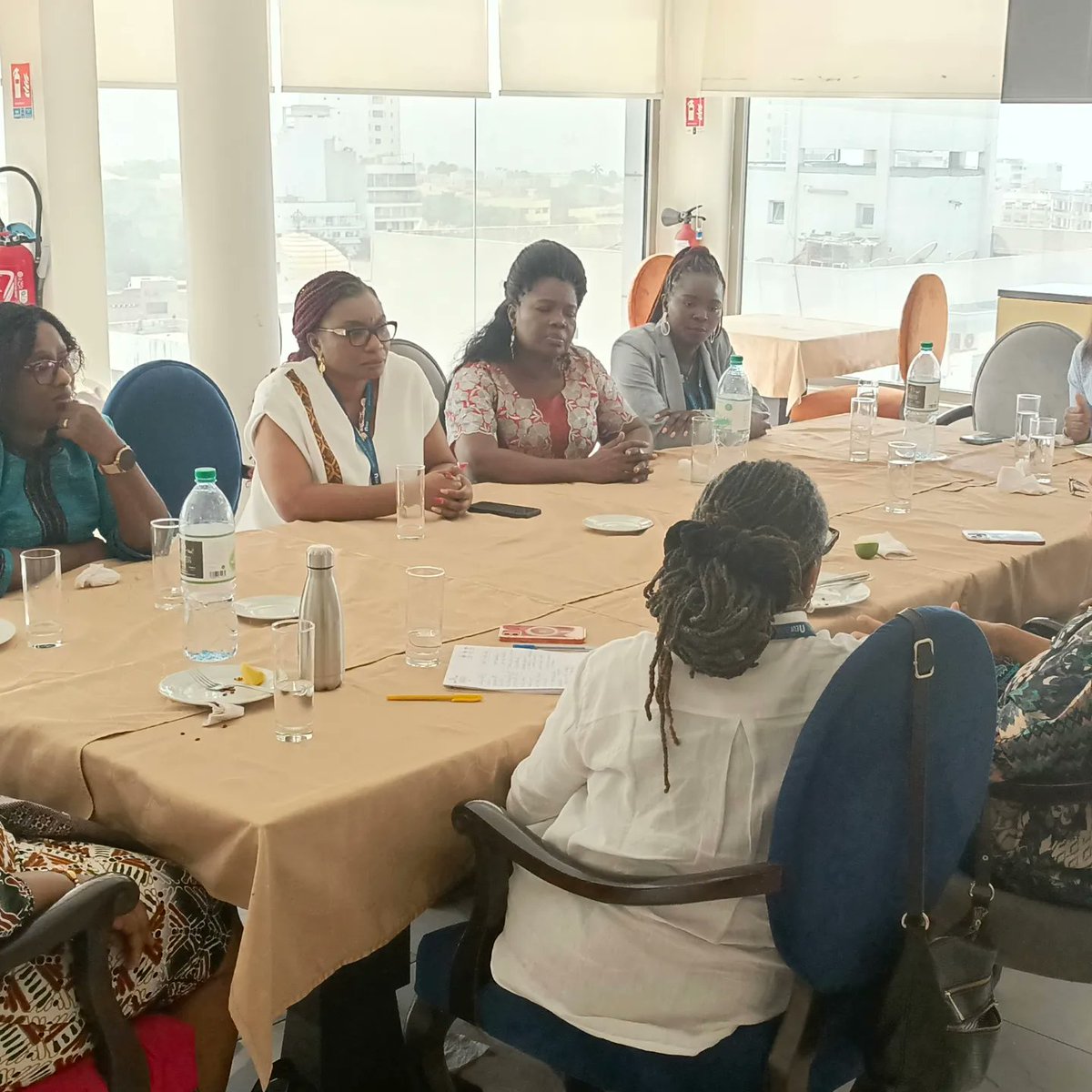 tebi_hono's tweet photo. Women Sharing challenges and strengths as negotiators in humanitarian interventions. We are sharing experiences, learning best practices to mitigate gender related barriers faced by Women. Under the #Leadership #Negotiation #training @the_geli @PanosMoumtzis https://t.co/5PPOBjwnBe