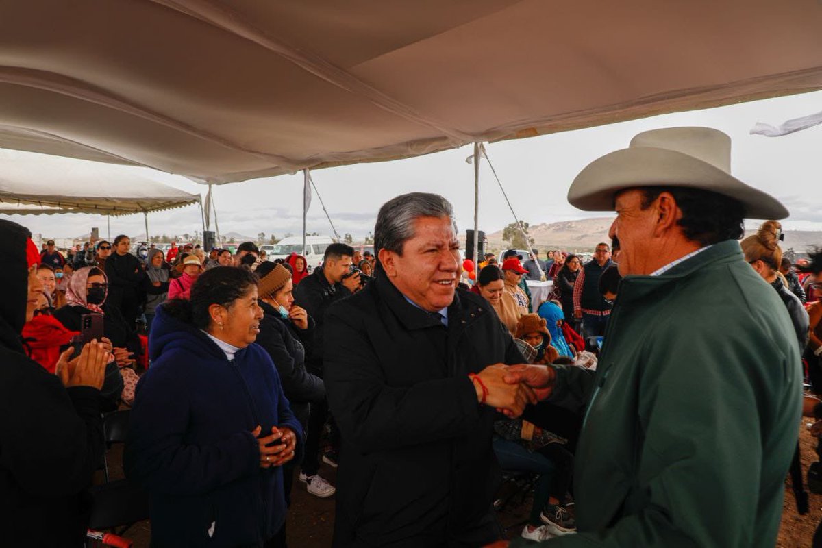VisioNoticiaZac's tweet photo. Con inversión de 2.9 mdp, Gobernador David Monreal garantiza el abastecimiento de agua potable a 400 familias de El Visitador que carecían del servicio 
https://t.co/4101swoOSc https://t.co/BX5rh5joHj