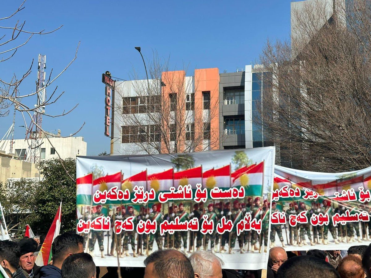 SarwanBarzani_'s tweet photo. Kurdish citizens in Sulaymaniah condemn the Iranian attack on Erbil.
#ErbilAttack https://t.co/DmiIQC2BHp