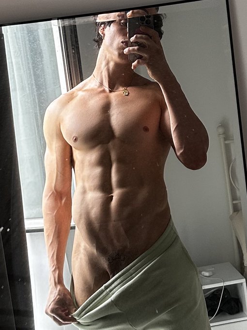 Im 6&acute;4 ft How tall are you? https://t.co/ui4dJ3ddEg