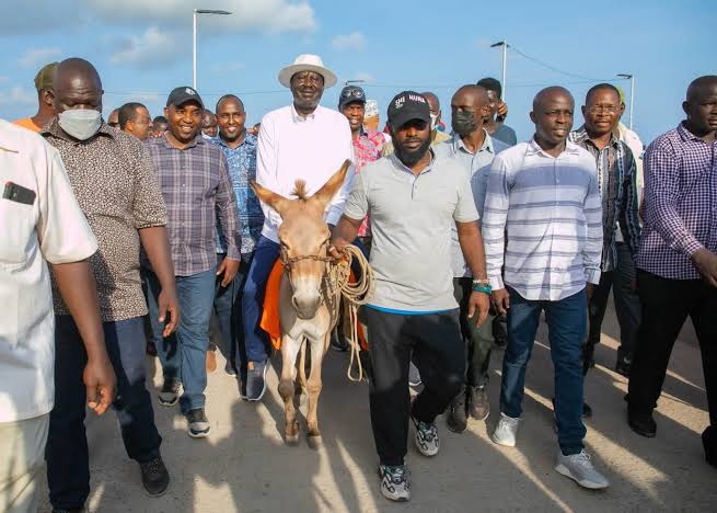 Jabalandkee's tweet photo. @gidikariuki Jesus going to Jerusalem on a donkey https://t.co/0WeeFZOfEU